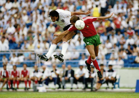 Mark Hateley e António Sousa disputam a bola num Inglaterra - Portugal no México 86