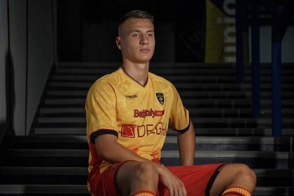 La promesse de l'AC Milan, Francesco Camarda, rejoint Lecce en prt