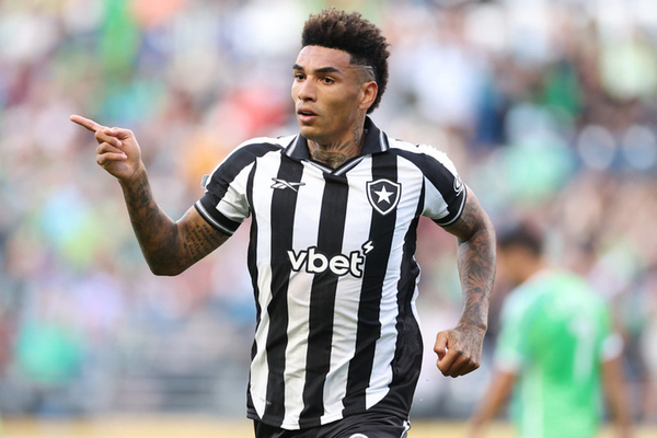 Botafogo domine par le jeu arien, rsiste  la raction de Seattle et dmarre avec une vi...