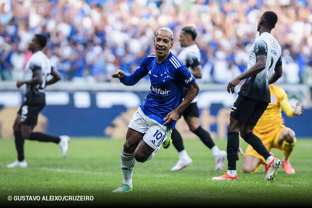 Cruzeiro s'impose  Corinthians